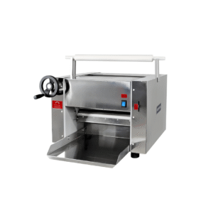 Ancho del ciclindro: 39 cm. • Espesor de la masa de 1mm a 22 mm. • Motor: 1 HP • Consumo de energía: 0,73 Kw/h. • Energía 220v/60Hz • Dimensiones: 66 cm ancho x 72 cm fondo x 54 cm alto. • Peso: 63 Kg. • Cilindros de acero inoxidable 304. • Mesa baja de acero inoxidable. • Incluye 2 rodillos para enrollar la masa. • Estructura del cuerpo de Acero Inoxidable.