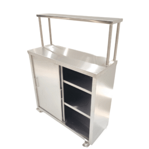 • Tablero superior en acero 304 con acabado liso • Estructura tubular reforzada en acero inoxidable 304 • Repisa superior integrada en acero inoxidable 304 • Compartimentos internos en acero 304 para almacenamiento • Ruedas industriales para fácil desplazamiento • Material anticorrosivo y de fácil limpieza • Ideal para atención, despacho y apoyo en áreas gastronómicas