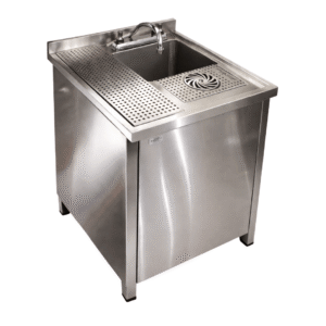 Material: Acero inoxidable 304 Especificaciones técnicas: • Lavadero integrado en acero inoxidable • Lava copas incorporado • Escurridor de platos lateral • Rejilla superior desmontable • Sistema de drenaje eficiente • Mueble inferior con almacenamiento • Conexiones para agua y desagüe • Estructura reforzada Características: • Diseño higiénico y funcional • Equipo multifuncional (lavado + escurrido) • Resistente a humedad y uso continuo • Fácil mantenimiento y limpieza • Optimiza tiempos de trabajo en cocina Uso: • Lavado de utensilios, vajilla y copas • Escurrido de platos en el mismo módulo • Estaciones de trabajo en barra o cocina • Restaurantes, bares y cafeterías Dimensiones: • Fabricación según diseño y requerimiento