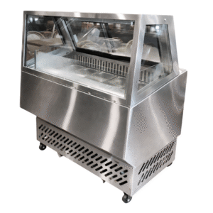 • Acero inoxidable AISI 304 • Vidrio de alta resistencia Especificaciones Técnicas: • Capacidad para 05 pozas (cubetas) de helado • Estructura fabricada en plancha de acero inoxidable de alta durabilidad • Cubierta superior con vidrio inclinado para mejor visualización del producto • Sistema de refrigeración incorporado • Rejillas de ventilación para disipación de calor • Acceso superior mediante tapa abatible o corrediza • Ruedas giratorias para fácil desplazamiento • Diseño higiénico, fácil limpieza Sistema de Refrigeración: • Motor con compresor hermético • Refrigerante ecológico (R134a / R404A) • Temperatura de trabajo: -18°C a -22°C • Enfriamiento uniforme en todas las pozas Función: • Conservación y exhibición de helados manteniendo su textura y temperatura ideal Aplicaciones: • Heladerías • Restaurantes • Cafeterías • Negocios de postres Dimensiones: • Fabricación según requerimiento del cliente