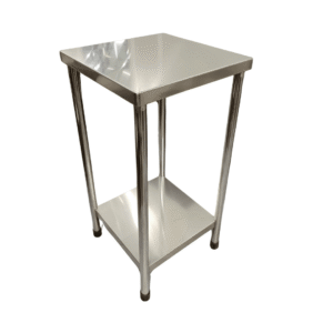 Material: Acero inoxidable 304 Especificaciones técnicas: • Tablero superior en acero inoxidable • Estructura con 04 patas tubulares • Nivel inferior tipo repisa • Refuerzos estructurales • Acabado pulido sanitario • Regatones en las patas Características: • Diseño compacto y funcional • Alta resistencia y estabilidad • Fácil limpieza • Ideal para espacios reducidos Uso: • Apoyo en cocina o salón • Colocación de utensilios o equipos • Uso en restaurantes y cafeterías Dimensiones: • Fabricación según diseño y requerimiento